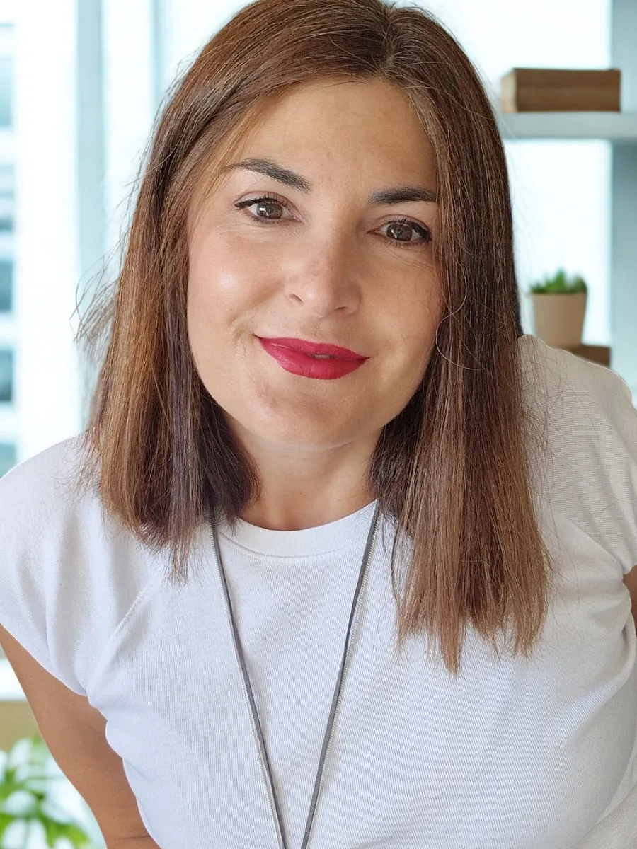 Elena Caballero, especialista en Google Ads y Meta Ads para negocios de formación